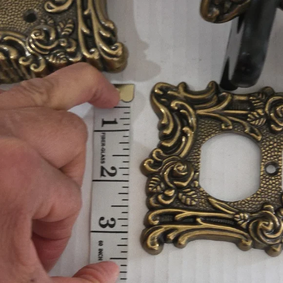 vintage AmerTac 60D ornate floral and scroll outlet cover plates from 1967 - Picture 6 of 6